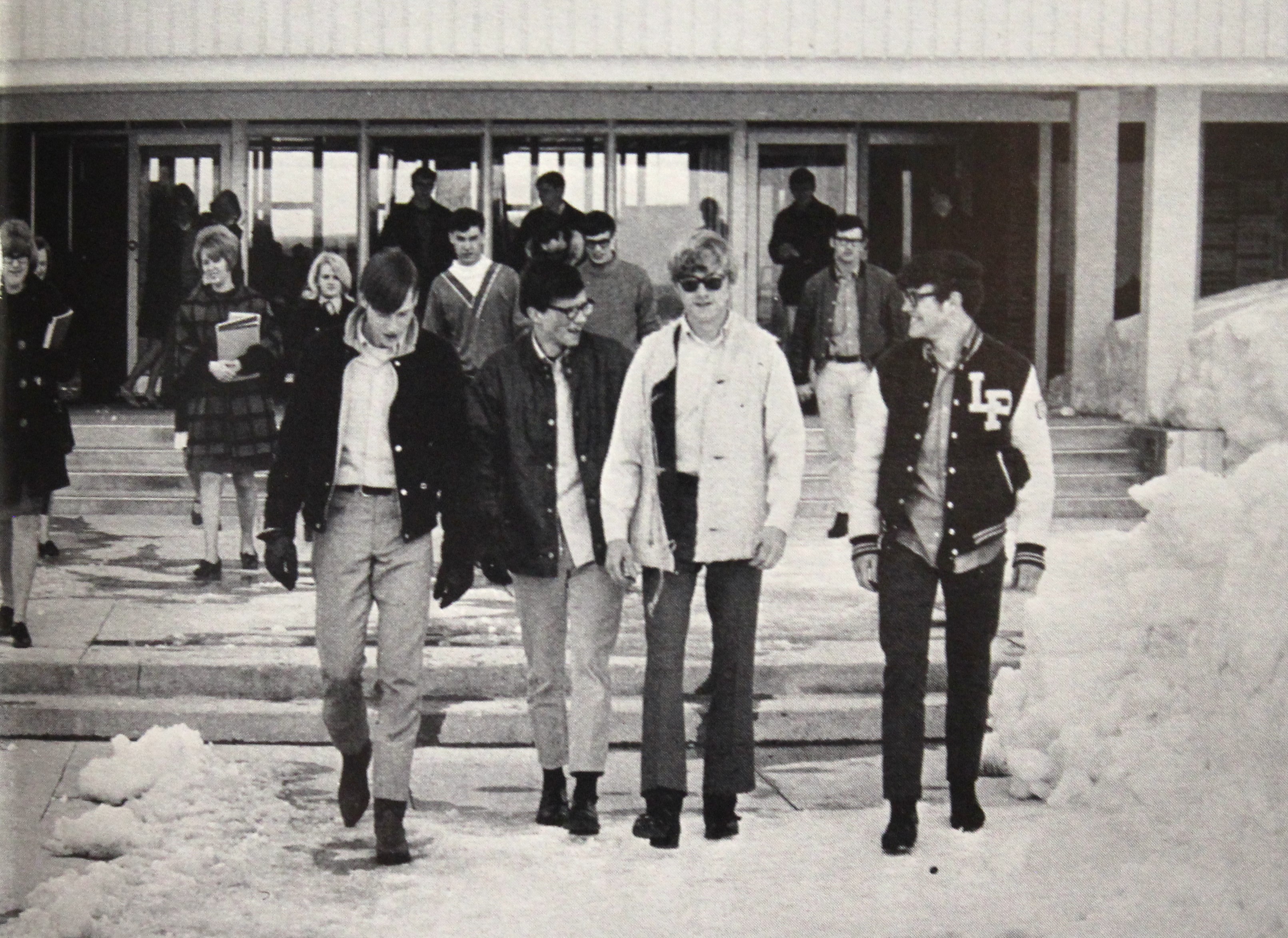 Students outside the Detroit Lakes campus, in 1969