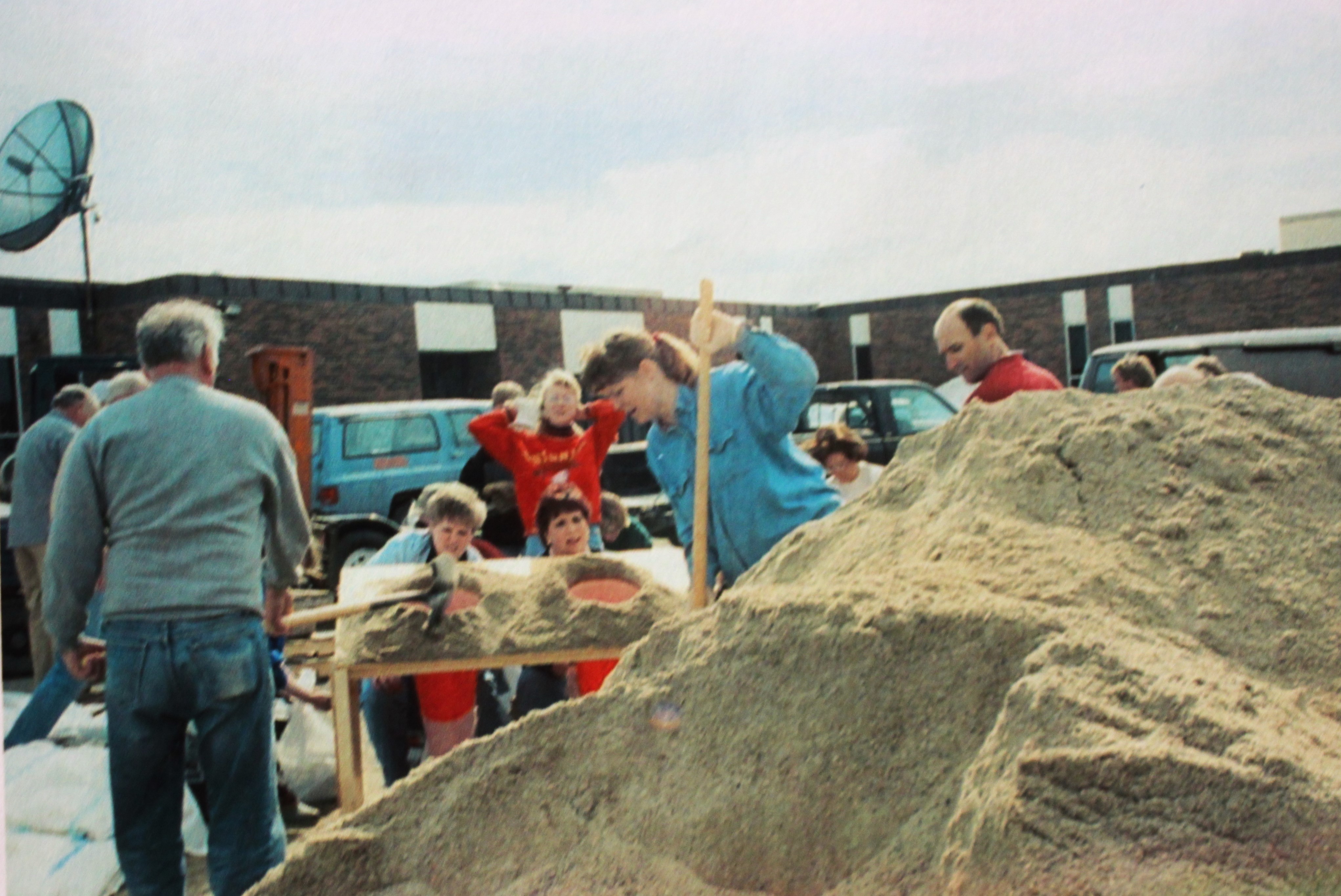 Students and staff fill the parking lot at the Moorhead campus to help with flood relief efforts in 1997